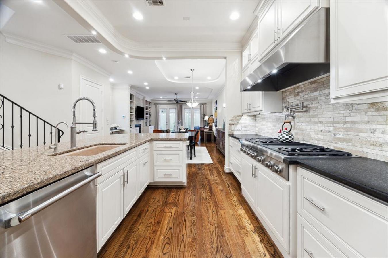 Houston, TX, 77019, United States, 3 Bedrooms Bedrooms, ,3 BathroomsBathrooms,Residential,For Sale,1701144