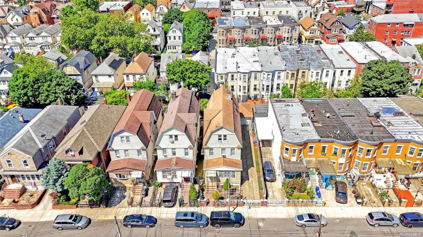 Elmhurst, NY, 11373, United States, 8 Bedrooms Bedrooms, ,3 BathroomsBathrooms,Residential,For Sale,1701046