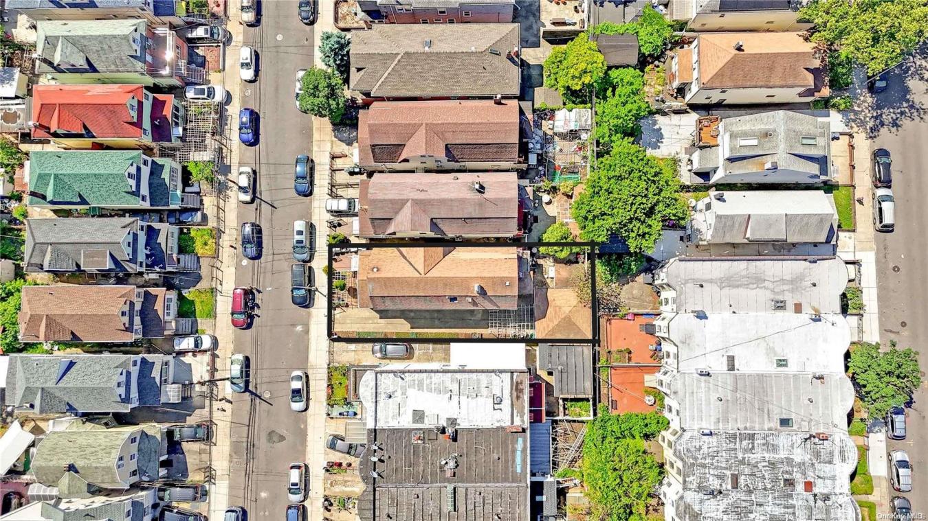 Elmhurst, NY, 11373, United States, 8 Bedrooms Bedrooms, ,3 BathroomsBathrooms,Residential,For Sale,1701046