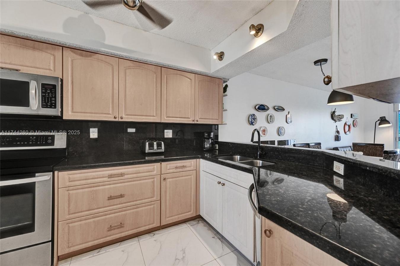 Sunny Isles Beach, Florida, 33160, United States, 2 Bedrooms Bedrooms, ,2 BathroomsBathrooms,Residential,For Sale,1709471