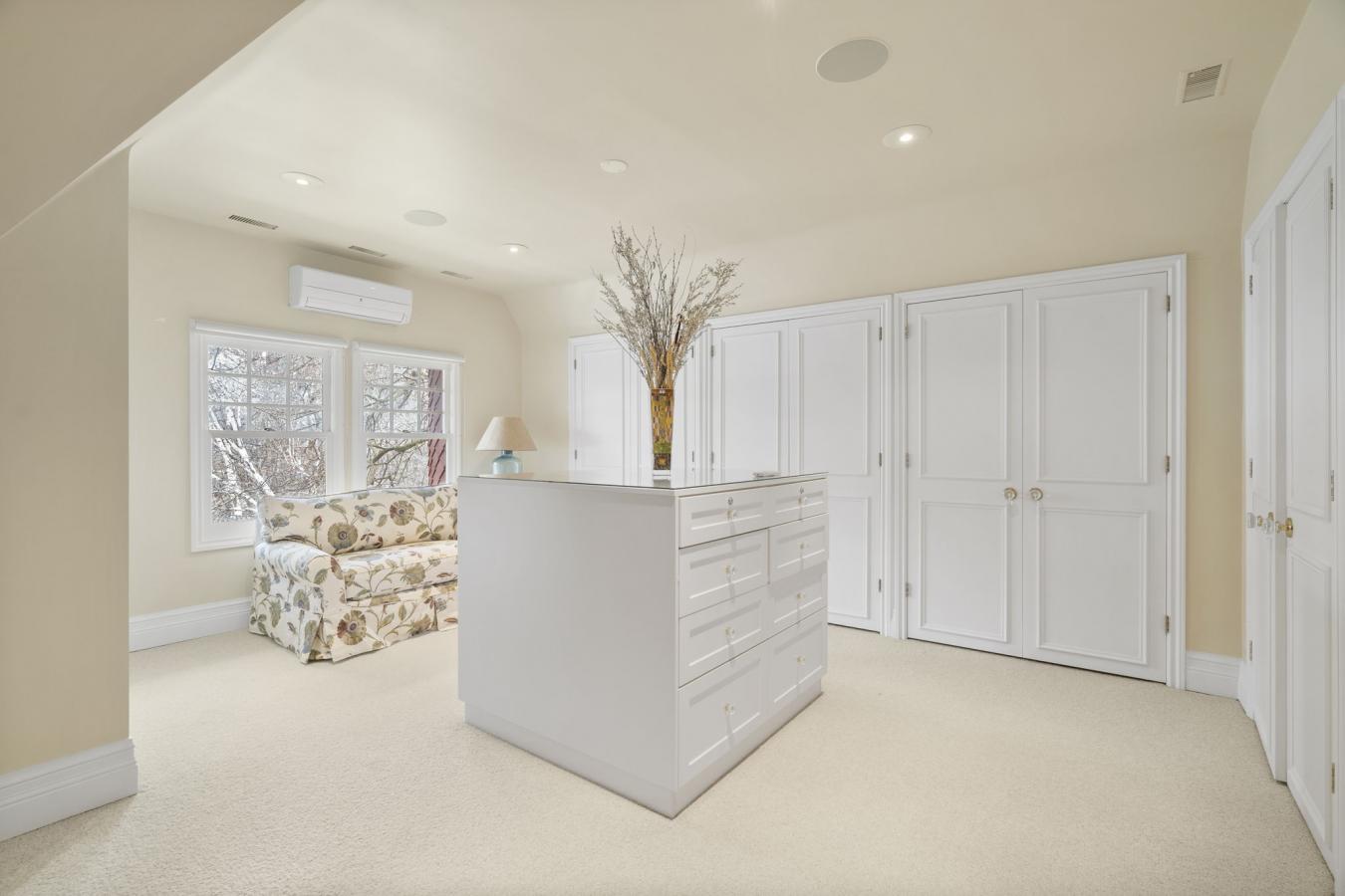 Toronto, ON, M4W 1P6, Canada, 4 Bedrooms Bedrooms, ,5 BathroomsBathrooms,Residential,For Sale,1709461