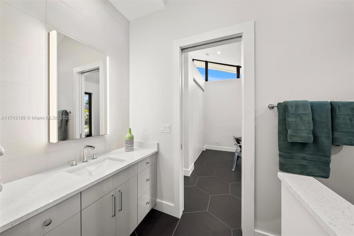 Wilton Manors, Florida, 33334, United States, 3 Bedrooms Bedrooms, ,2 BathroomsBathrooms,Residential,For Sale,1709441