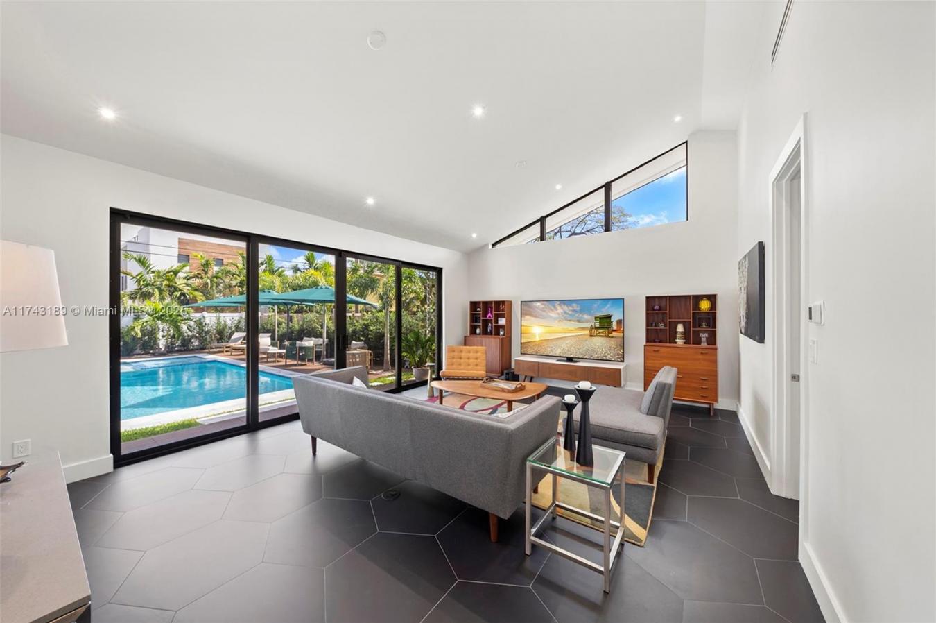 Wilton Manors, Florida, 33334, United States, 3 Bedrooms Bedrooms, ,2 BathroomsBathrooms,Residential,For Sale,1709441