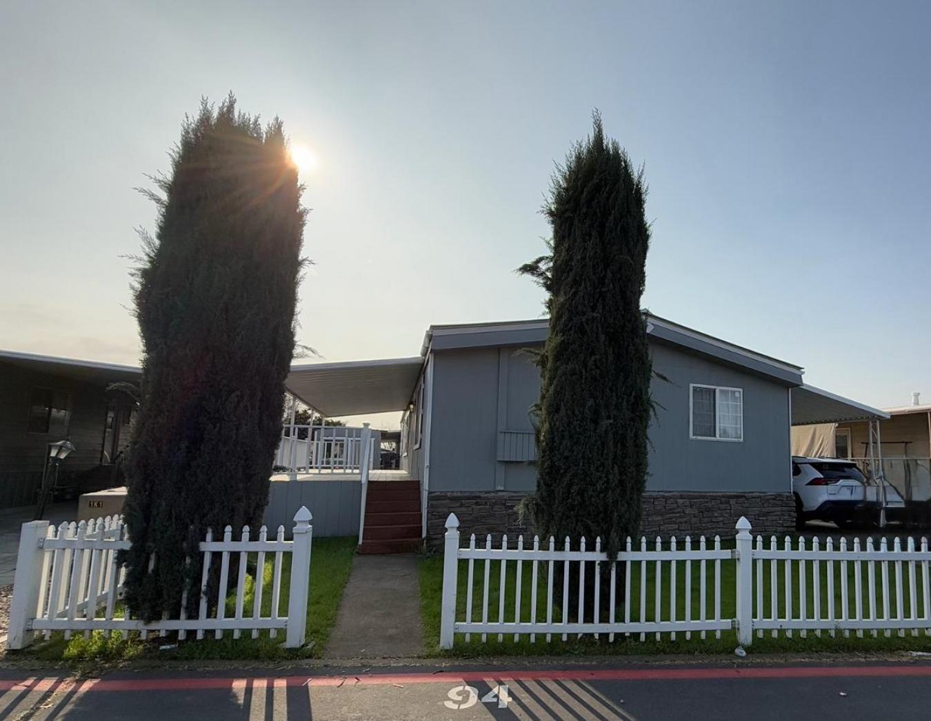 Looking for a cozy, affordable home in a prime location? This charming – image 1