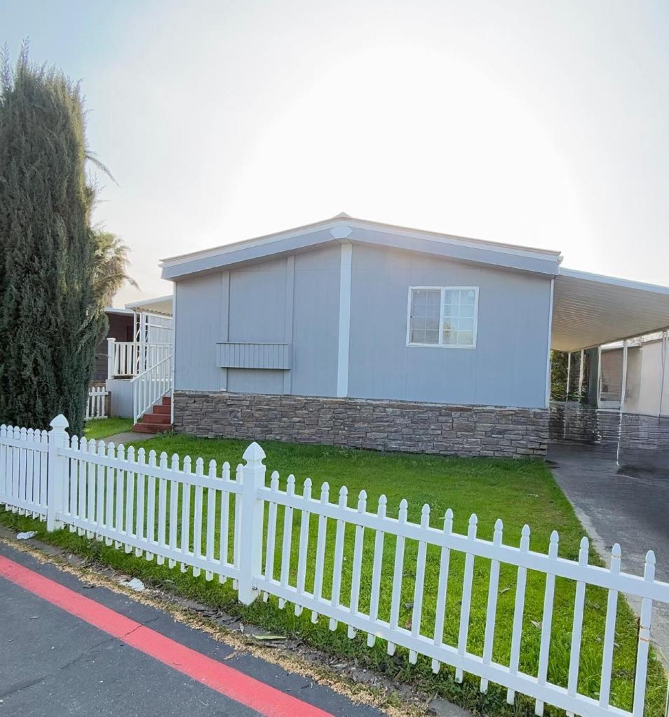 Looking for a cozy, affordable home in a prime location? This charming – image 2