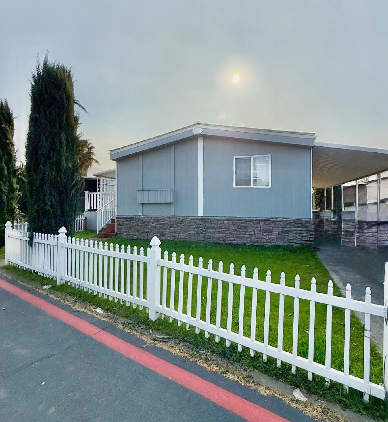 Looking for a cozy, affordable home in a prime location? This charming – image 3