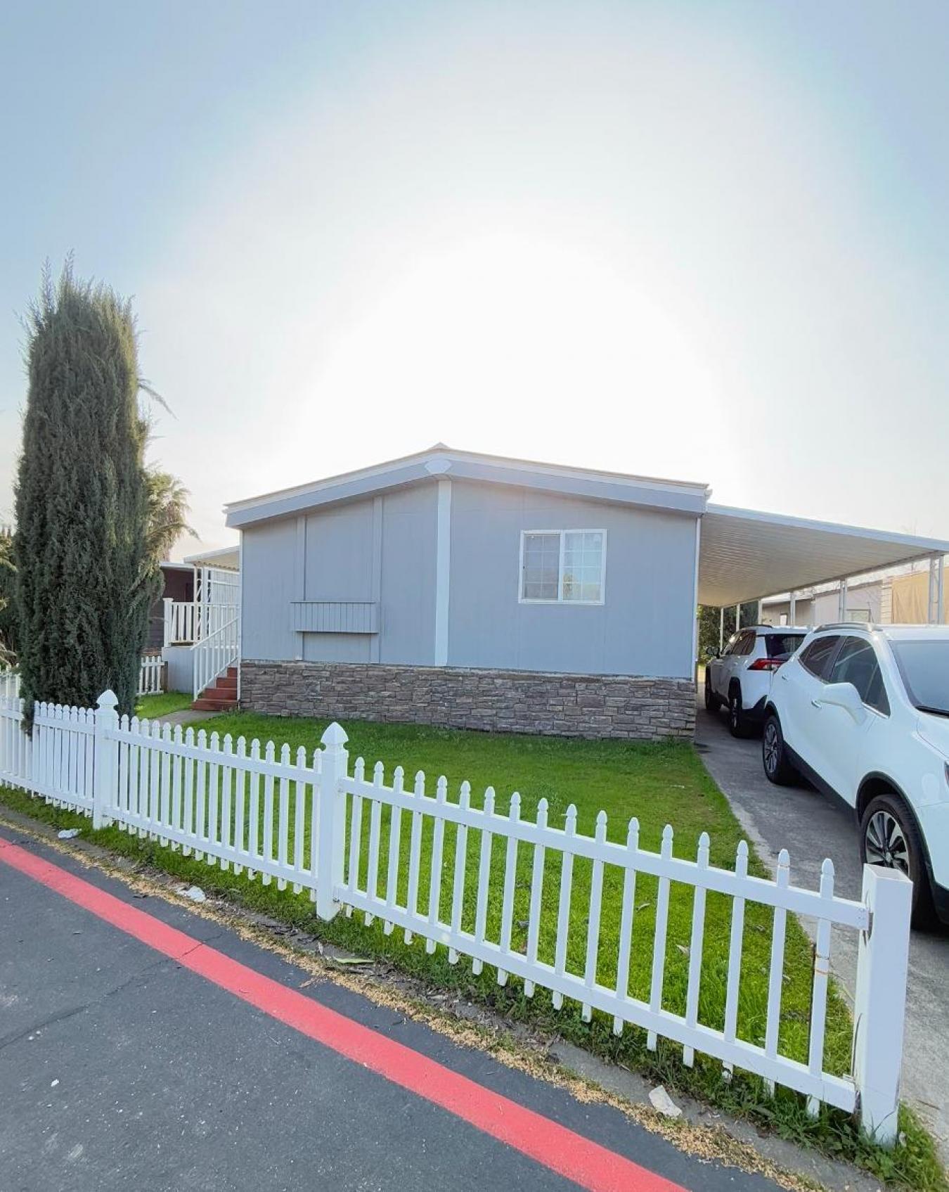 Looking for a cozy, affordable home in a prime location? This charming – image 5