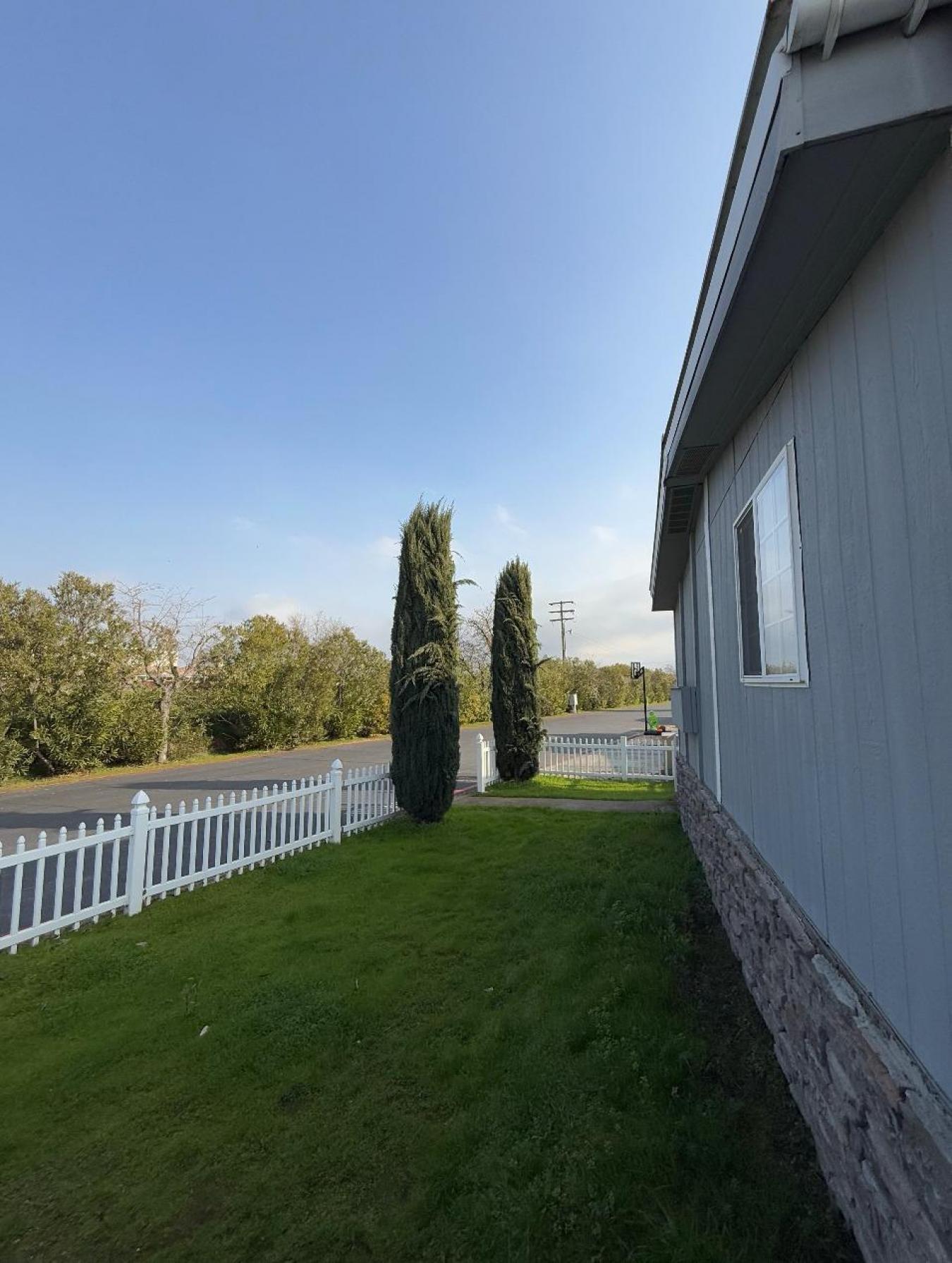 Looking for a cozy, affordable home in a prime location? This charming – image 6