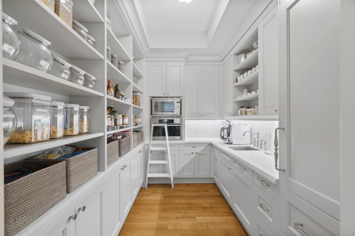 Richmond Hill, ON, L4C 6X6, Canada, 5 Bedrooms Bedrooms, ,9 BathroomsBathrooms,Residential,For Sale,1714733