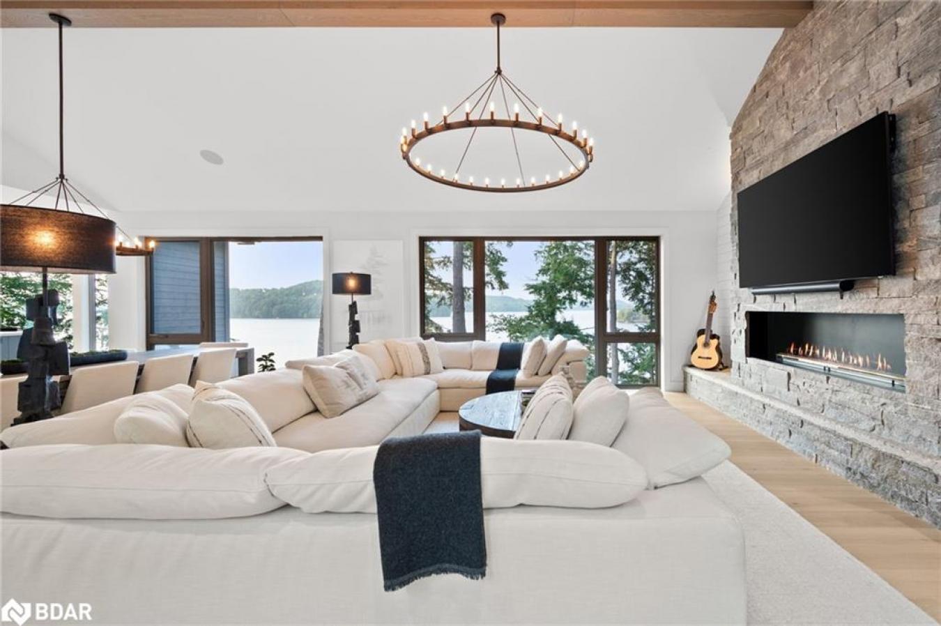 Huntsville, ON, P1H 0C3, Canada, 6 Bedrooms Bedrooms, ,4 BathroomsBathrooms,Residential,For Sale,1725786