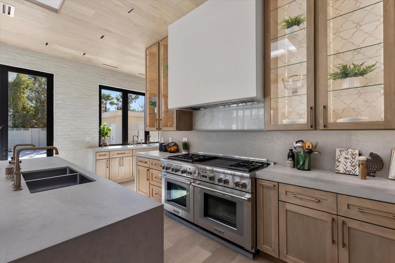 Las Vegas, Nevada, 89107, United States, 4 Bedrooms Bedrooms, ,5 BathroomsBathrooms,Residential,For Sale,1725705