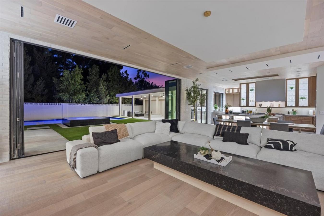 Las Vegas, Nevada, 89107, United States, 4 Bedrooms Bedrooms, ,5 BathroomsBathrooms,Residential,For Sale,1725705