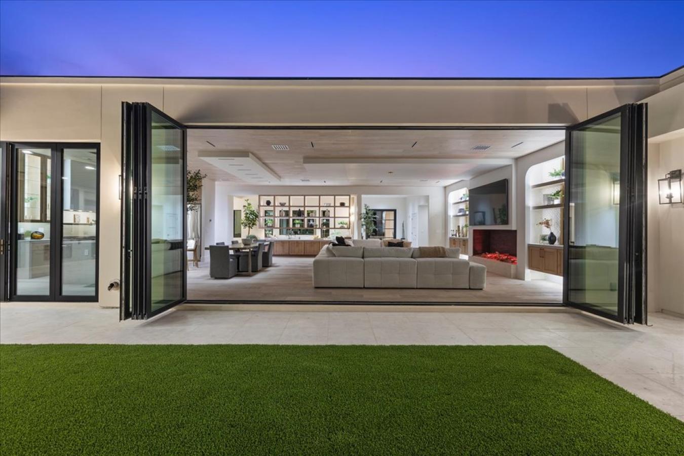 Las Vegas, Nevada, 89107, United States, 4 Bedrooms Bedrooms, ,5 BathroomsBathrooms,Residential,For Sale,1725705