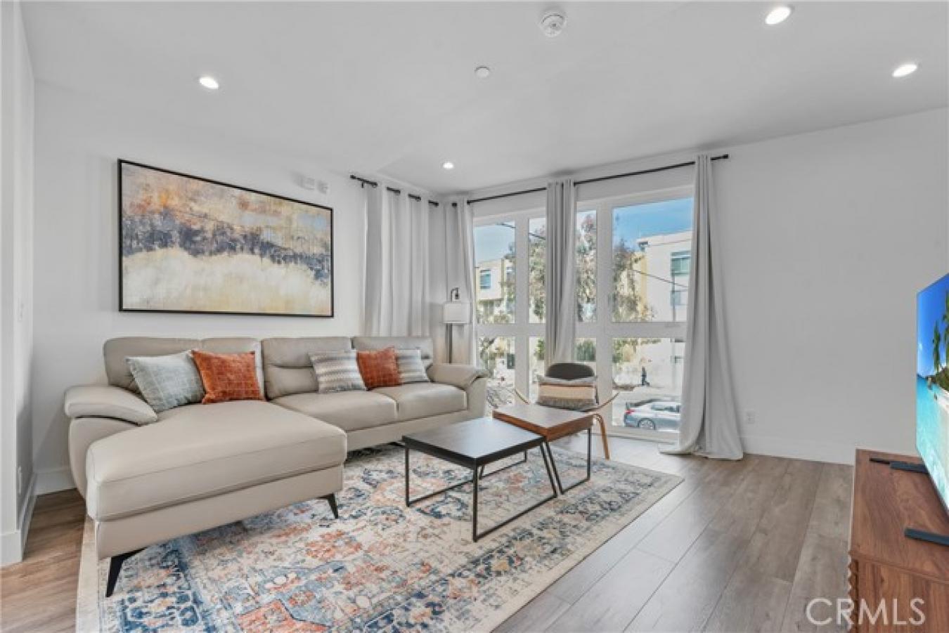Luxury Short-Term Rental Opportunity in Miracle Mile Step into modern – image 10