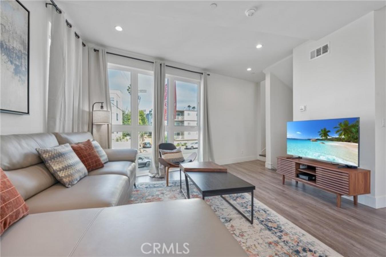 Luxury Short-Term Rental Opportunity in Miracle Mile Step into modern – image 11
