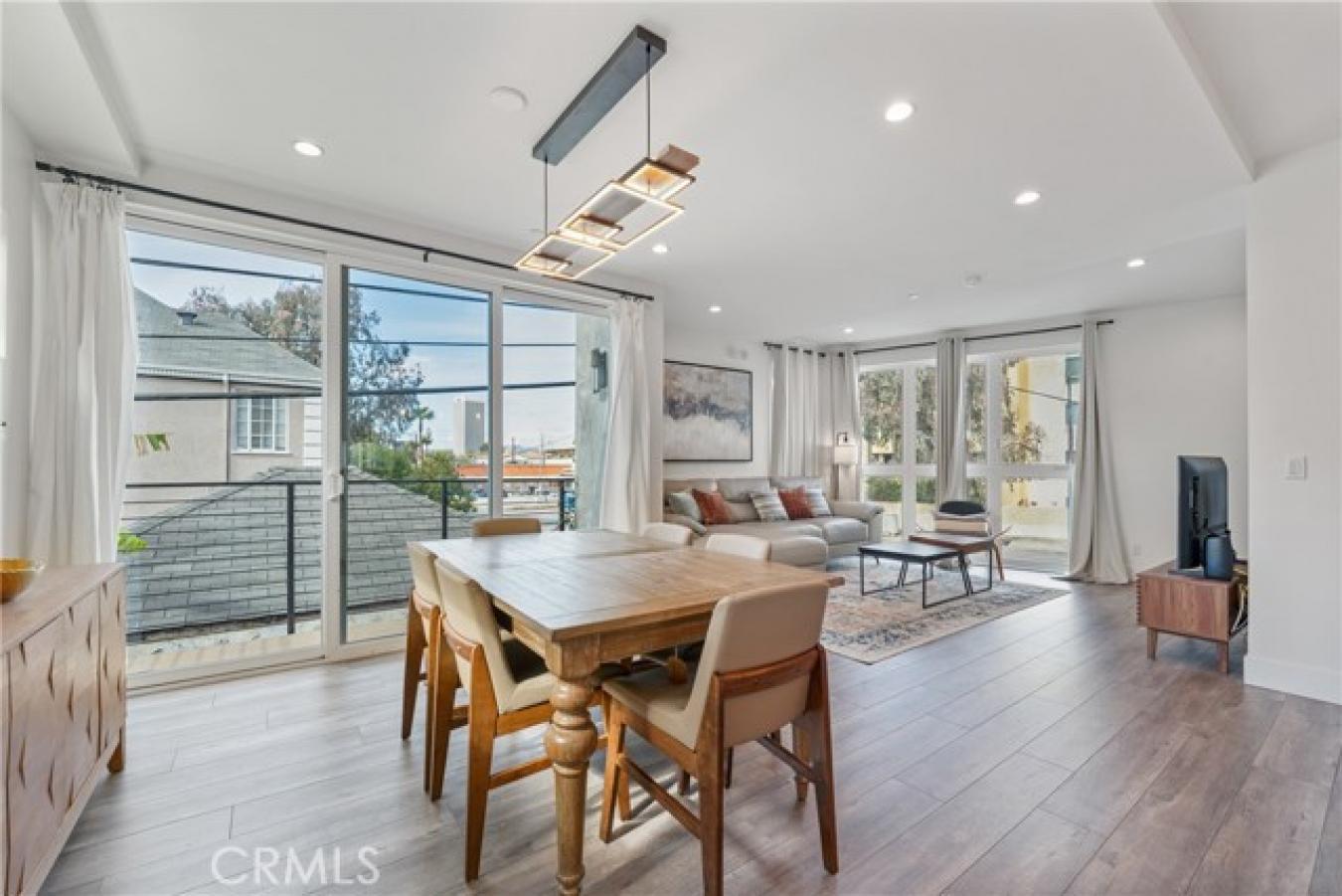 Luxury Short-Term Rental Opportunity in Miracle Mile Step into modern – image 13