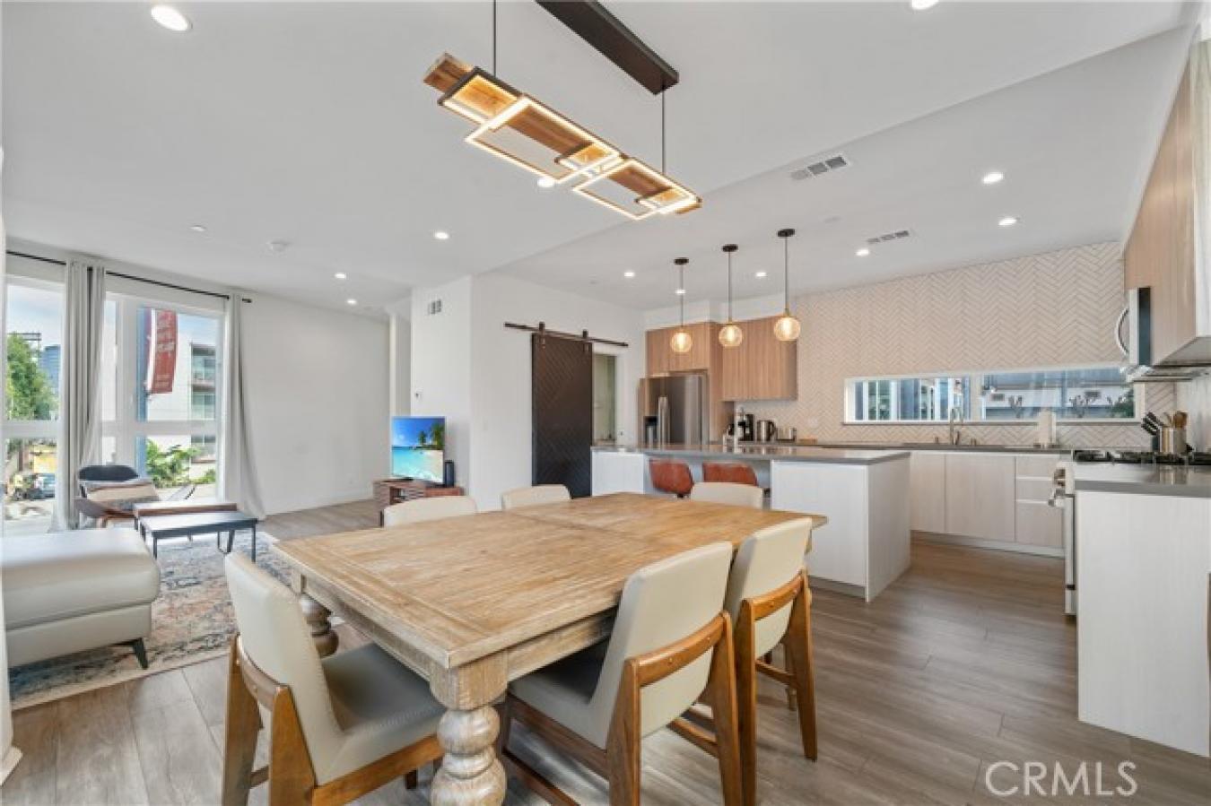 Luxury Short-Term Rental Opportunity in Miracle Mile Step into modern – image 14