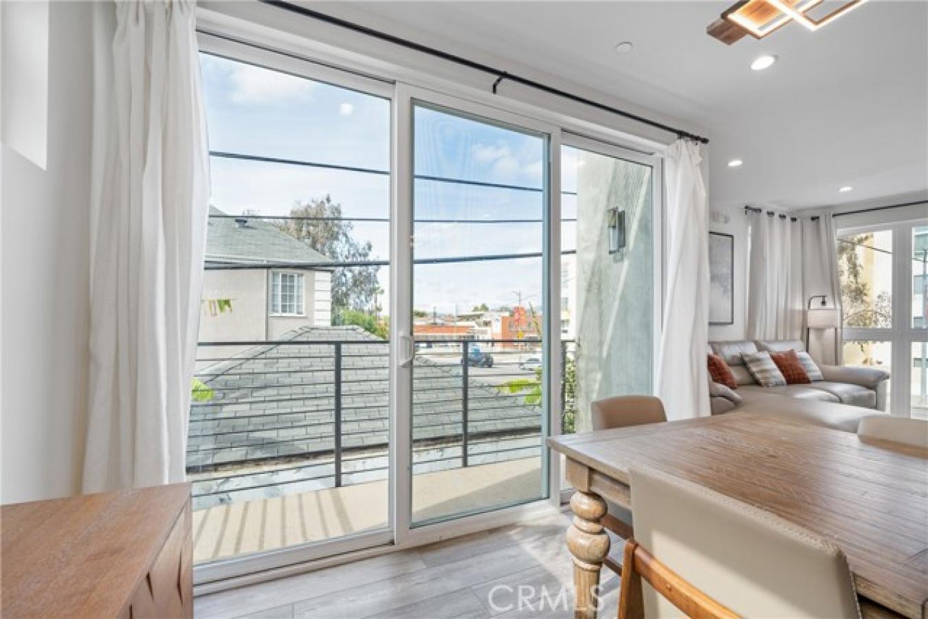 Luxury Short-Term Rental Opportunity in Miracle Mile Step into modern – image 15
