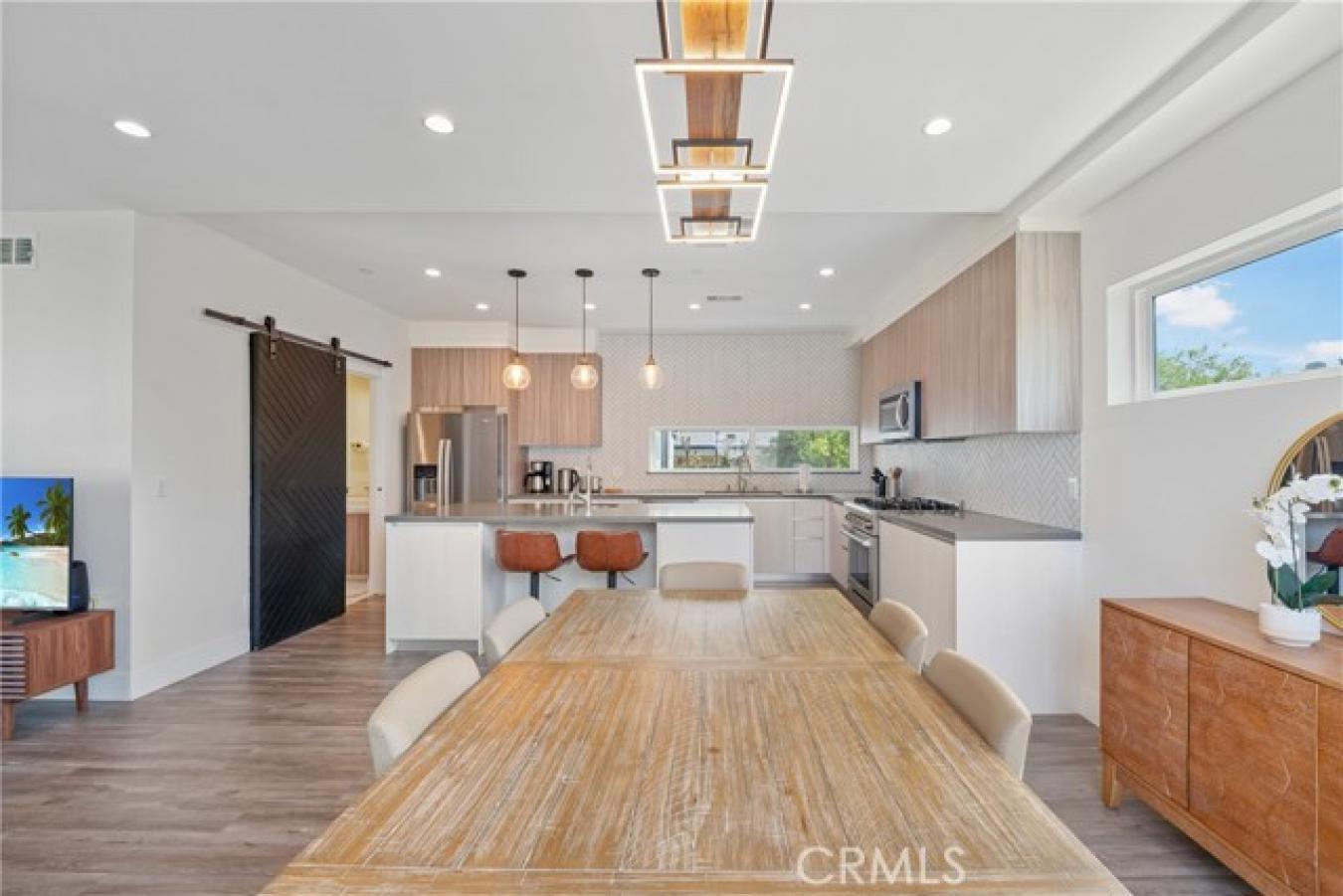 Luxury Short-Term Rental Opportunity in Miracle Mile Step into modern – image 16