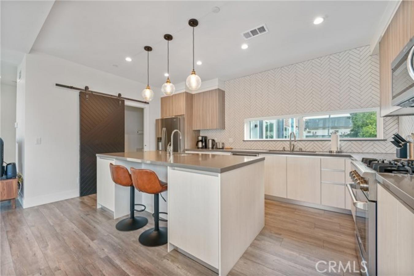 Luxury Short-Term Rental Opportunity in Miracle Mile Step into modern – image 17