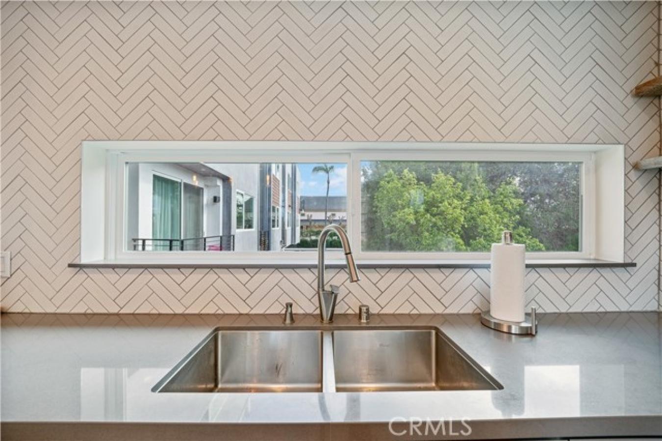 Luxury Short-Term Rental Opportunity in Miracle Mile Step into modern – image 19