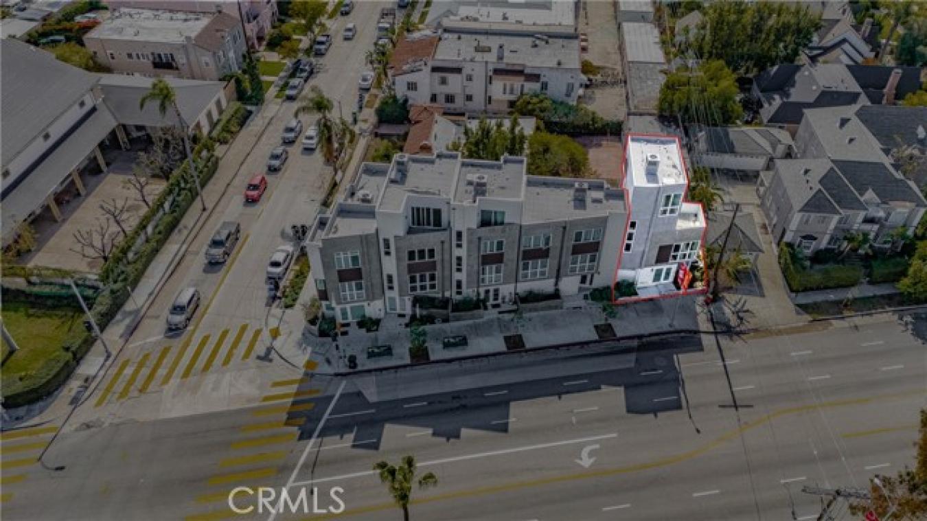 Luxury Short-Term Rental Opportunity in Miracle Mile Step into modern – image 3
