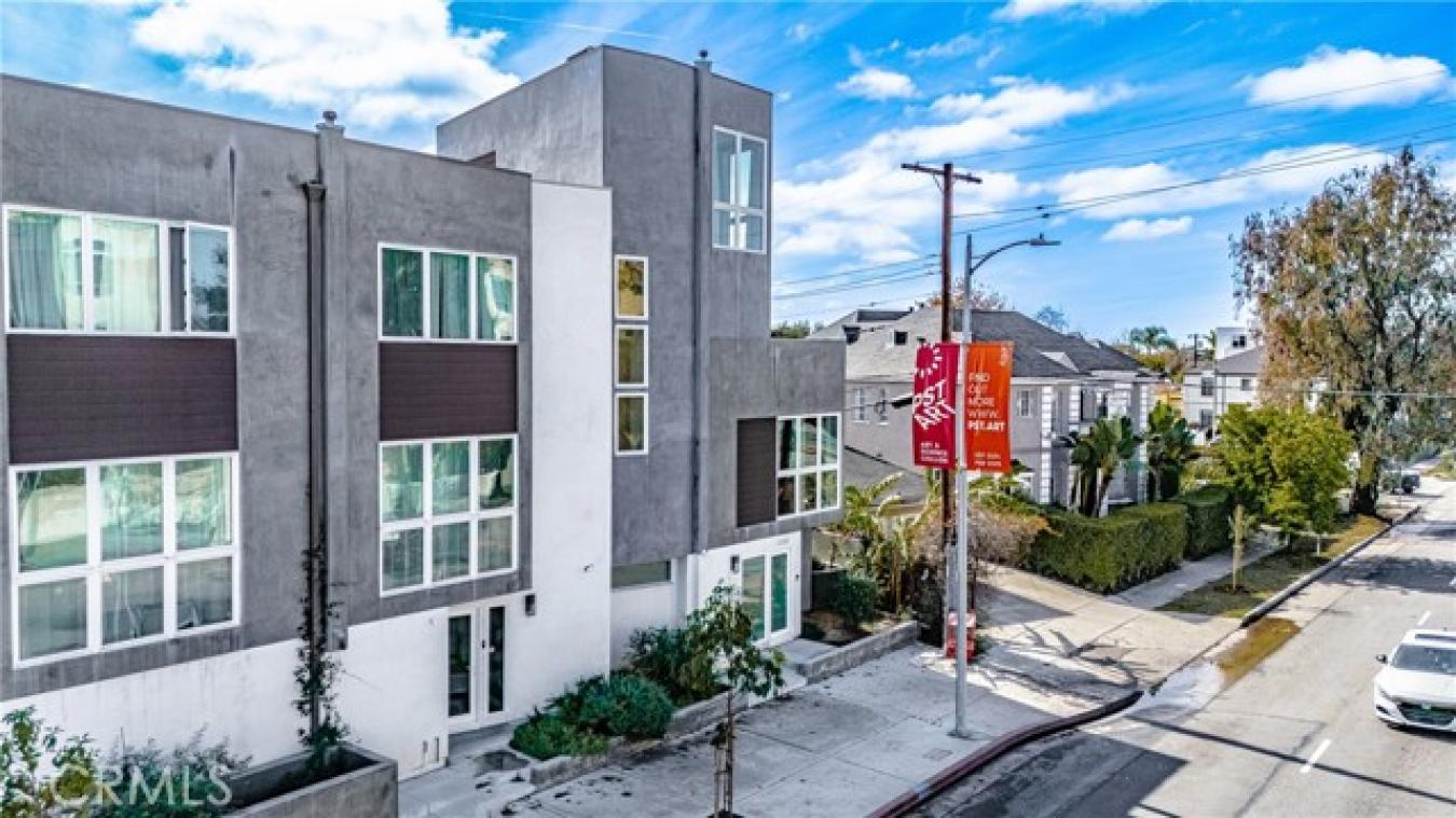 Luxury Short-Term Rental Opportunity in Miracle Mile Step into modern – image 4