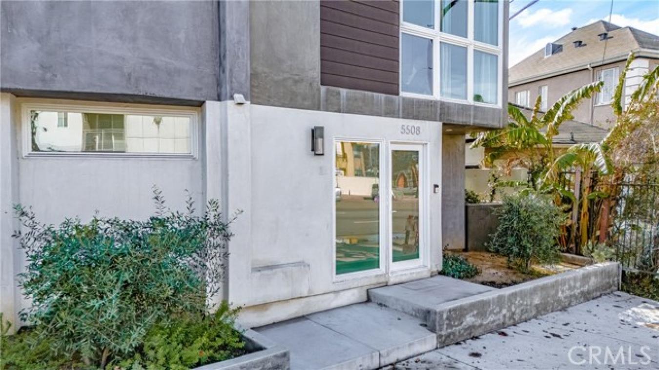Luxury Short-Term Rental Opportunity in Miracle Mile Step into modern – image 5