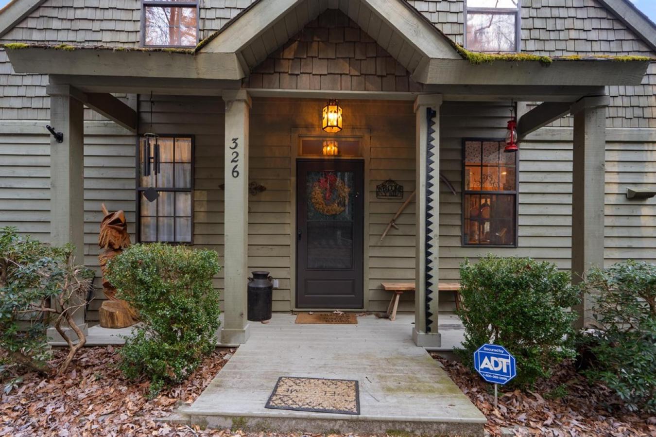 Highlands, North Carolina, 28741, United States, 3 Bedrooms Bedrooms, ,3 BathroomsBathrooms,Residential,For Sale,1726274