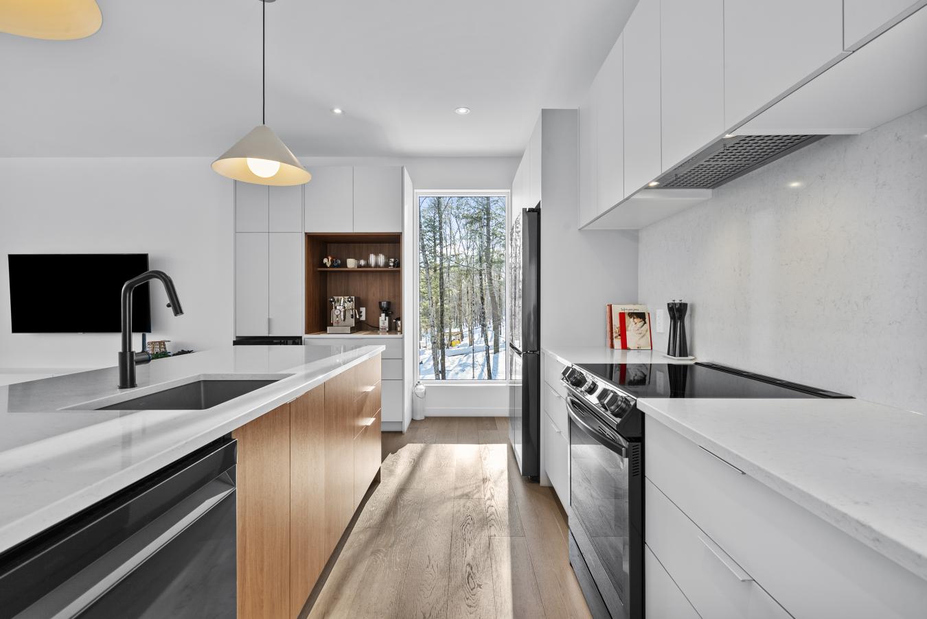 Eastman, QC, J0E1P0, Canada, 3 Bedrooms Bedrooms, ,2 BathroomsBathrooms,Residential,For Sale,1726271