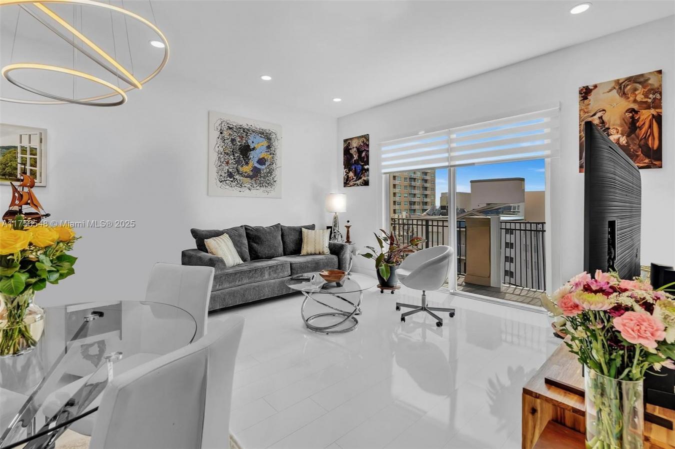 Impeccable Penthouse in Prime Miami Location! Discover this stunningly – image 1