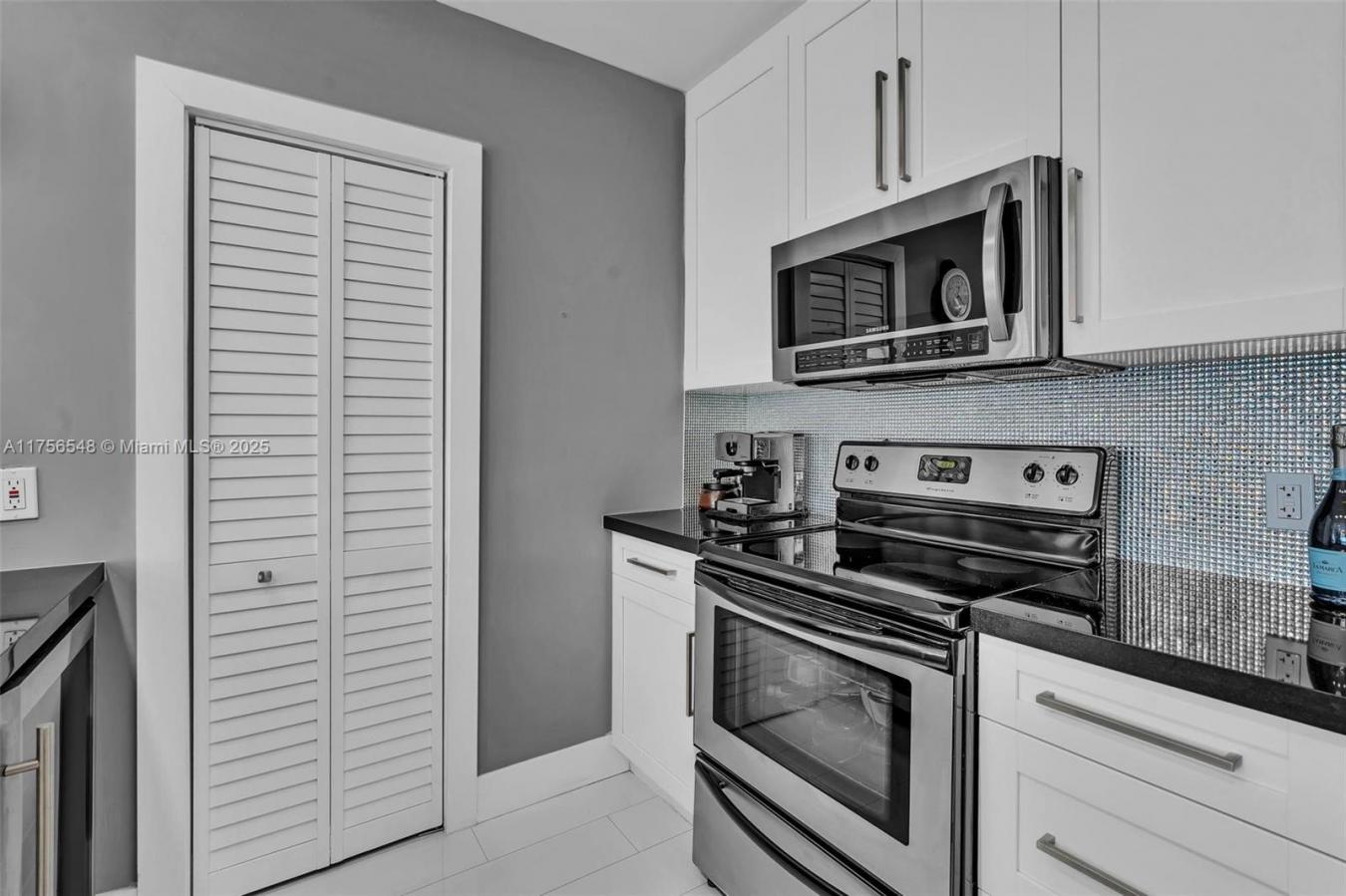 Impeccable Penthouse in Prime Miami Location! Discover this stunningly – image 10