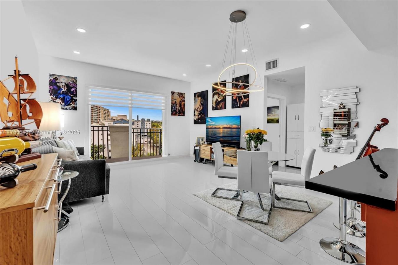 Impeccable Penthouse in Prime Miami Location! Discover this stunningly – image 12