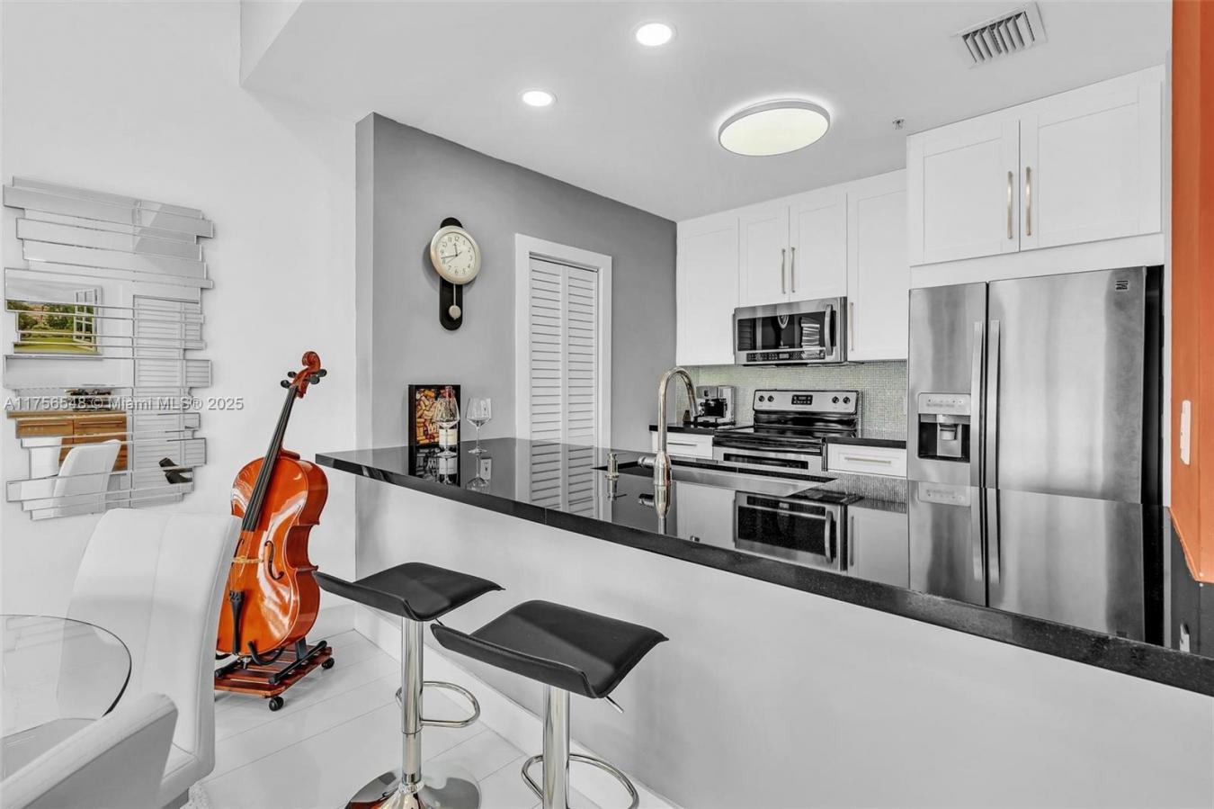 Impeccable Penthouse in Prime Miami Location! Discover this stunningly – image 13