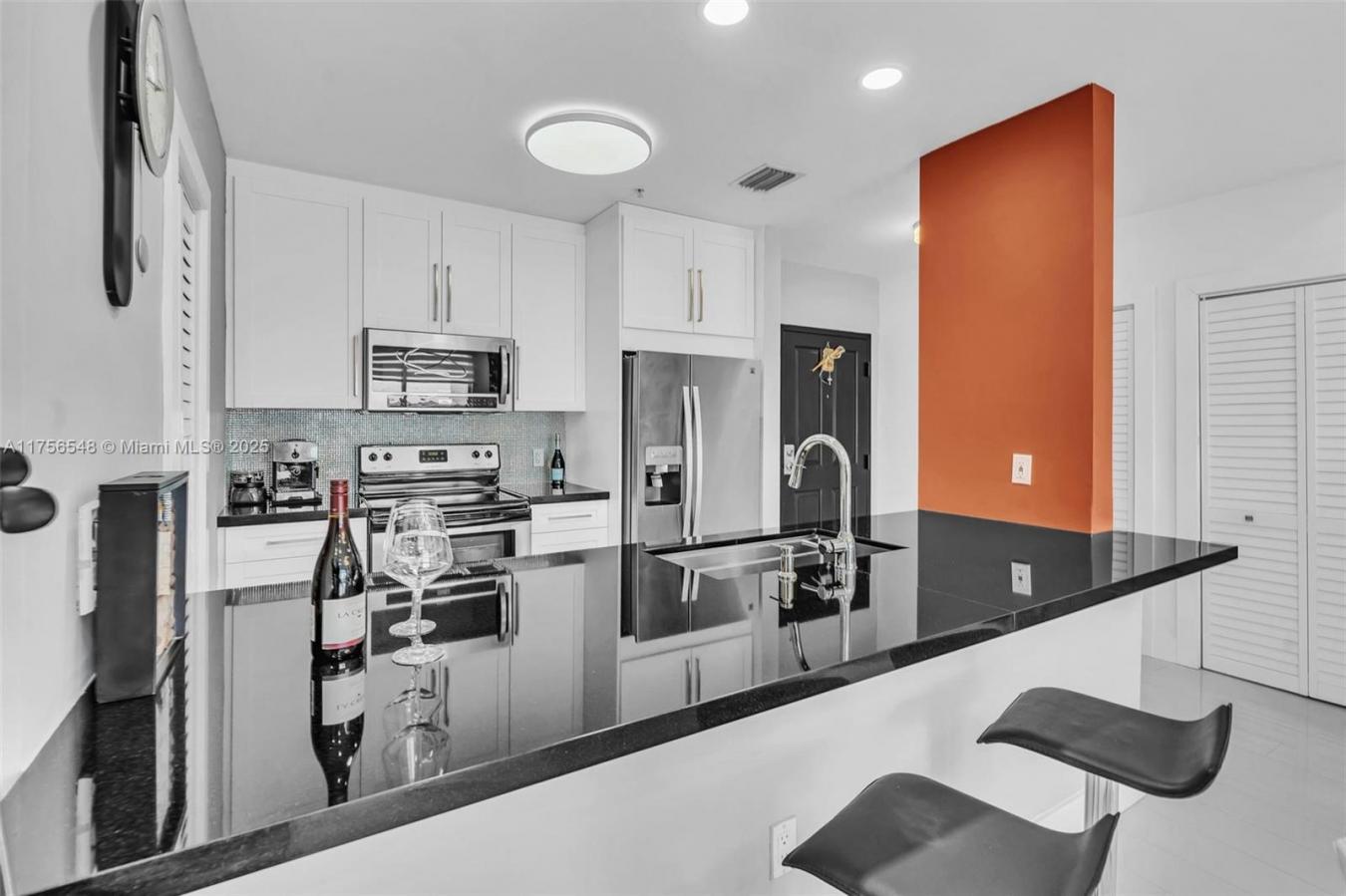 Impeccable Penthouse in Prime Miami Location! Discover this stunningly – image 14