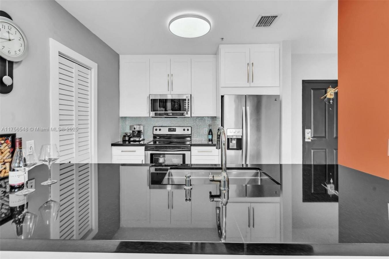 Impeccable Penthouse in Prime Miami Location! Discover this stunningly – image 15