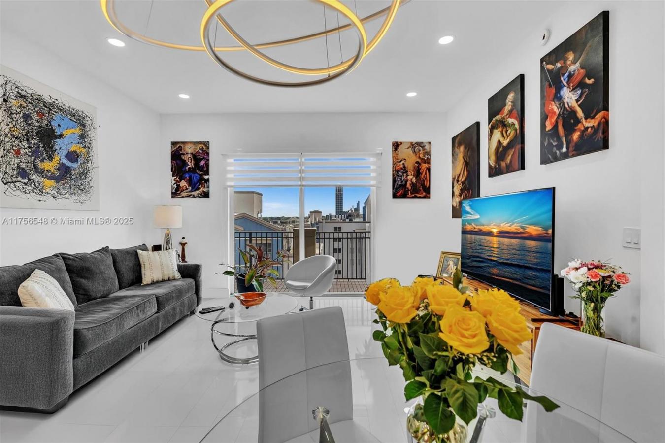 Impeccable Penthouse in Prime Miami Location! Discover this stunningly – image 17