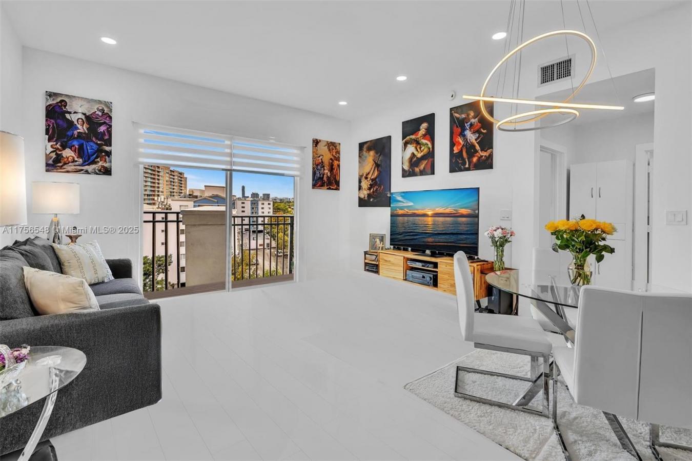Impeccable Penthouse in Prime Miami Location! Discover this stunningly – image 18