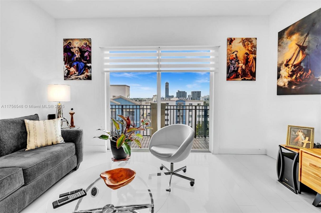 Impeccable Penthouse in Prime Miami Location! Discover this stunningly – image 19