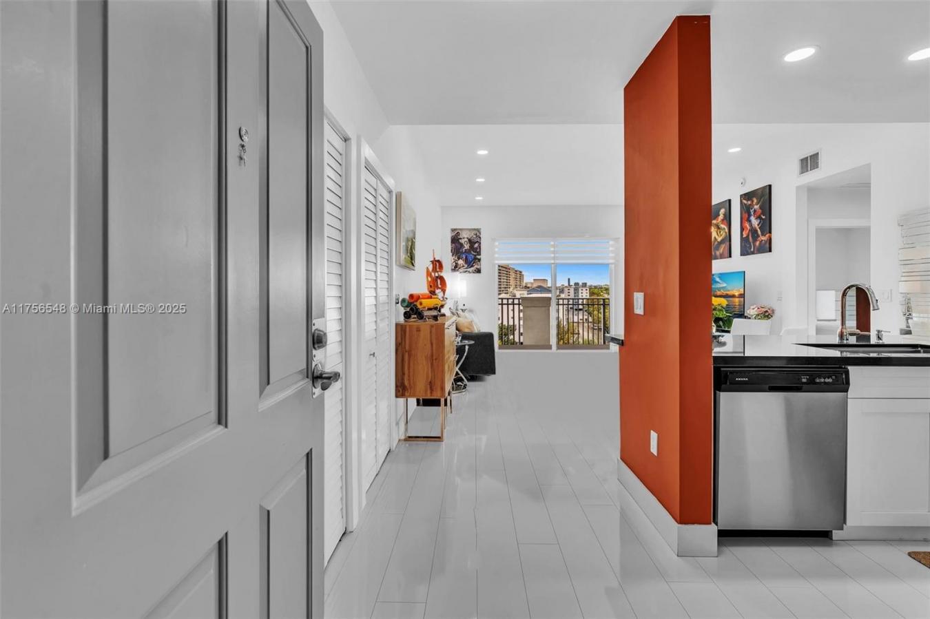 Impeccable Penthouse in Prime Miami Location! Discover this stunningly – image 2