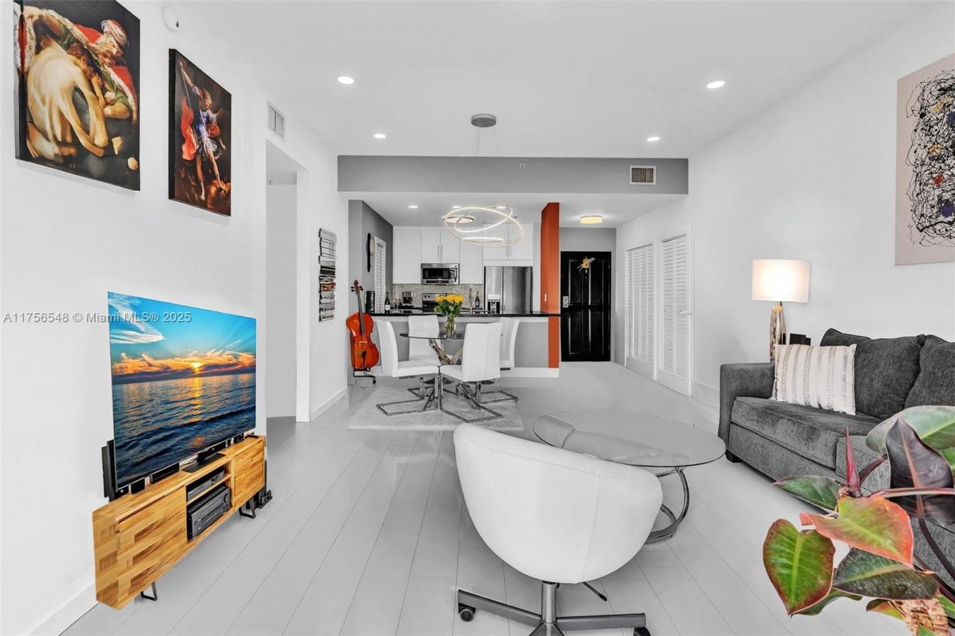 Impeccable Penthouse in Prime Miami Location! Discover this stunningly – image 20