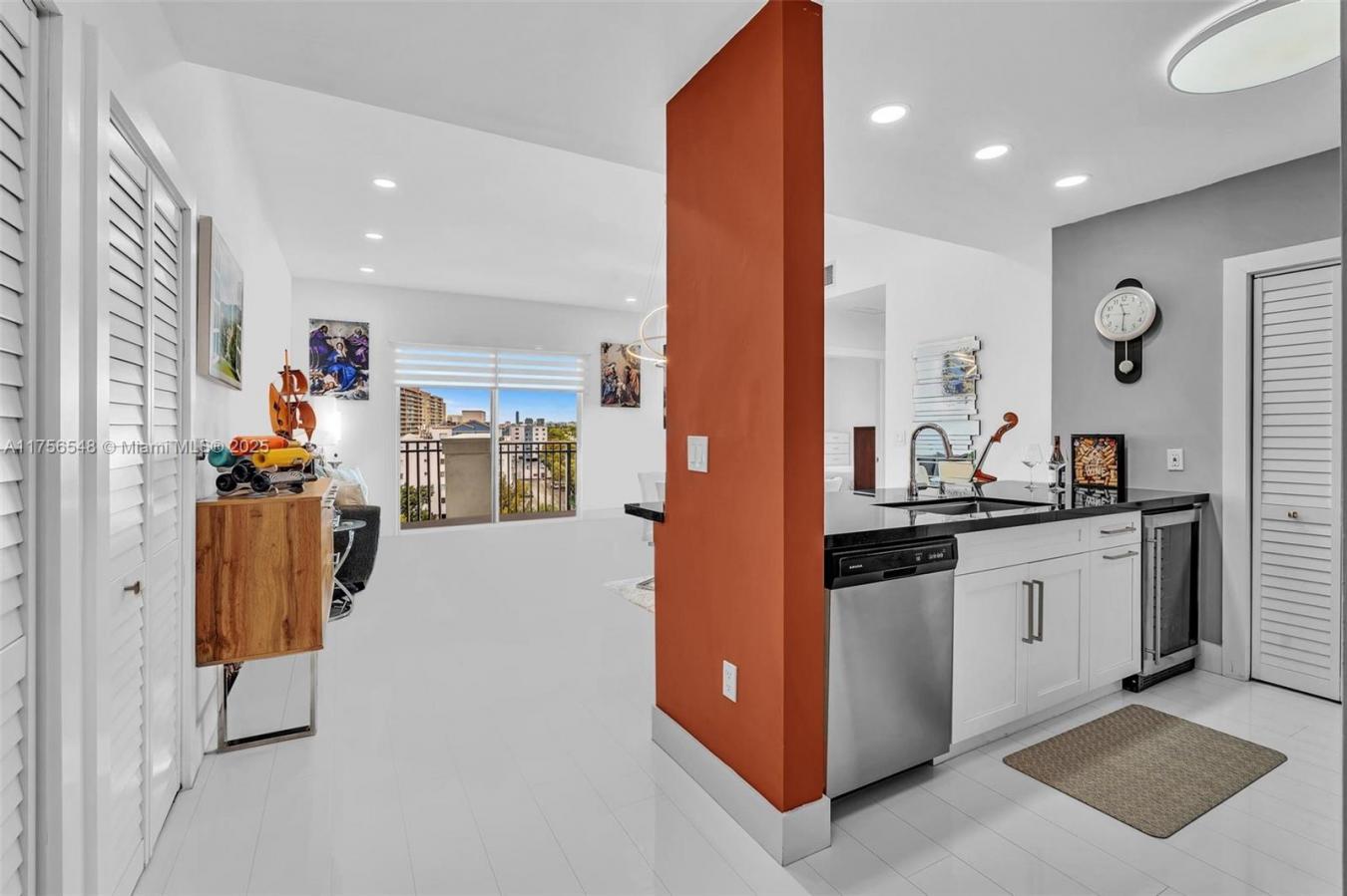 Impeccable Penthouse in Prime Miami Location! Discover this stunningly – image 3