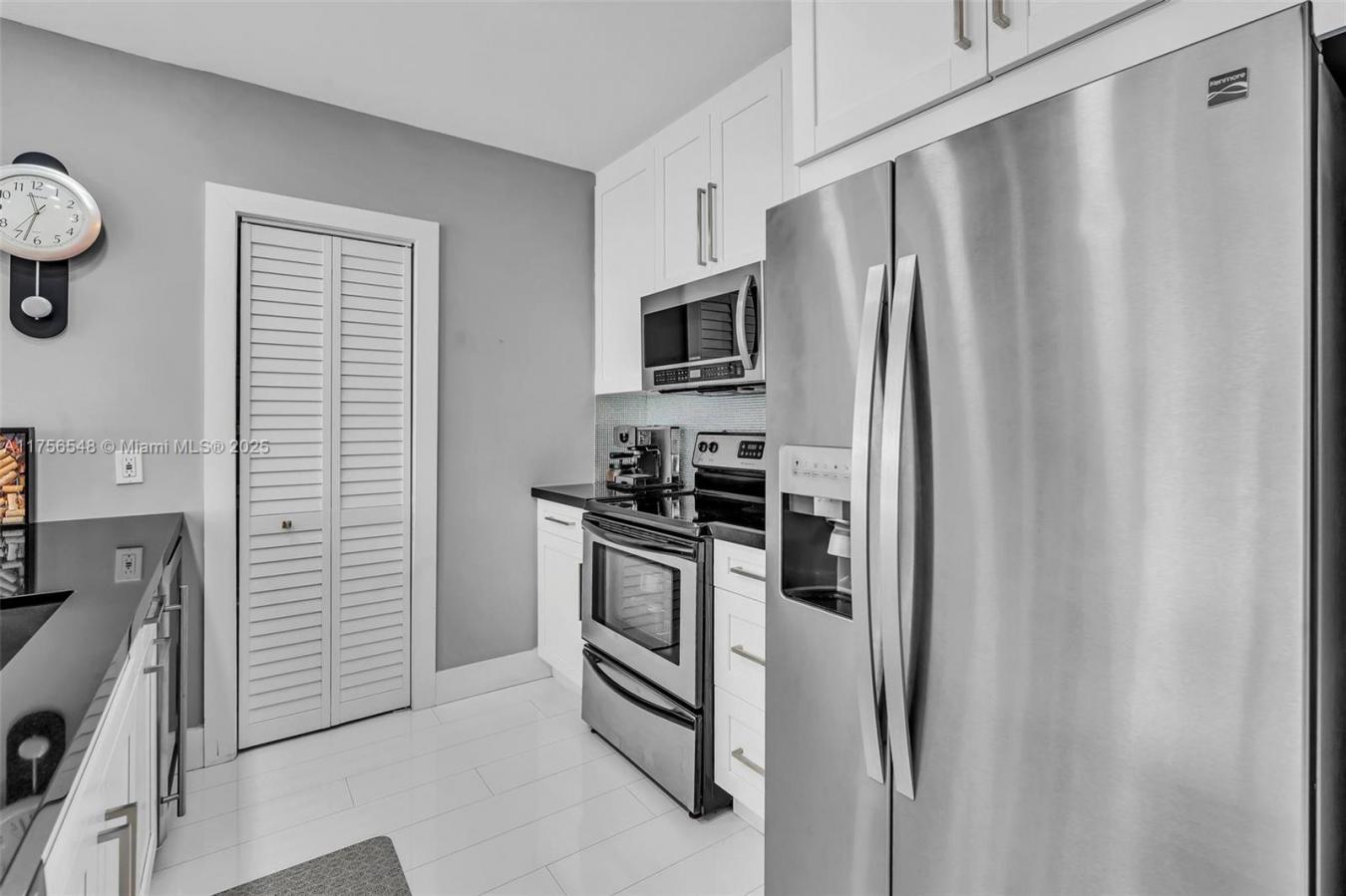 Impeccable Penthouse in Prime Miami Location! Discover this stunningly – image 4