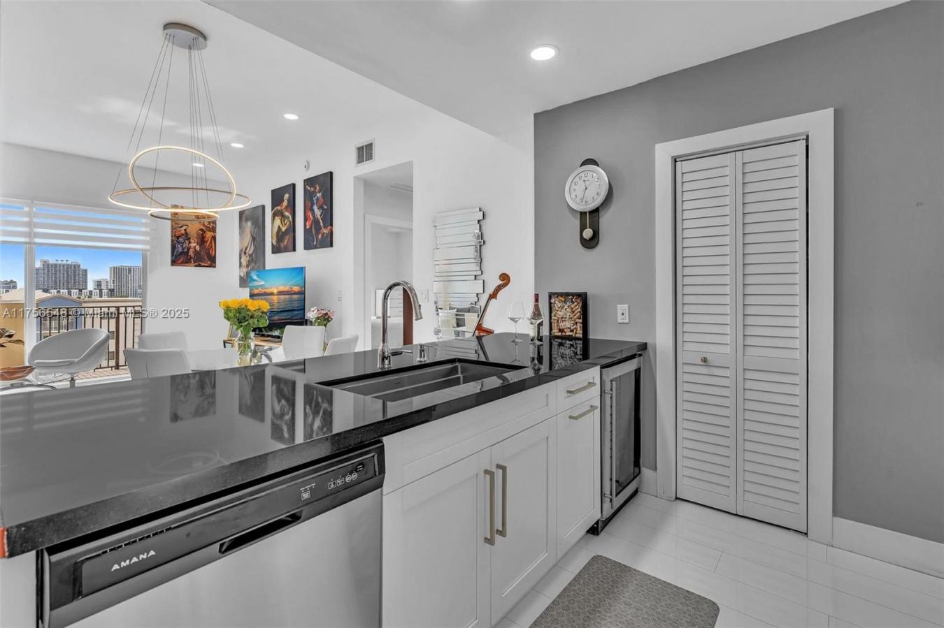 Impeccable Penthouse in Prime Miami Location! Discover this stunningly – image 5