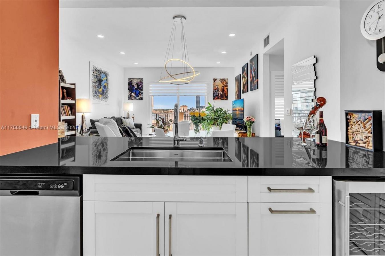 Impeccable Penthouse in Prime Miami Location! Discover this stunningly – image 6