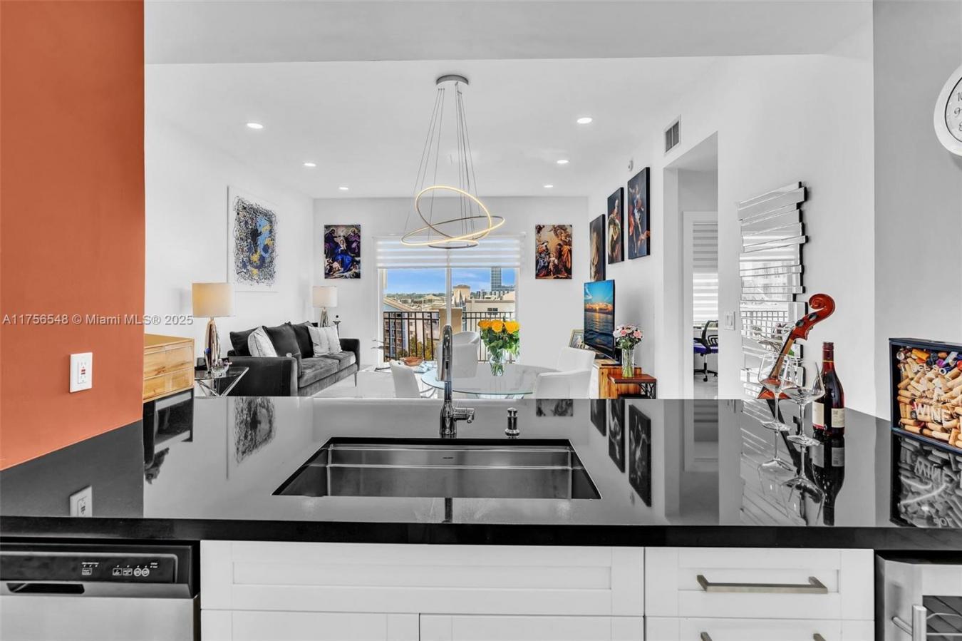 Impeccable Penthouse in Prime Miami Location! Discover this stunningly – image 7