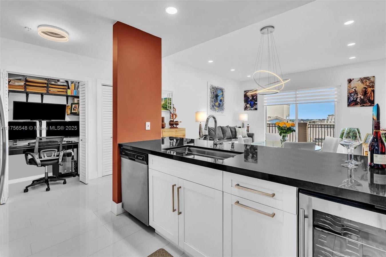 Impeccable Penthouse in Prime Miami Location! Discover this stunningly – image 8