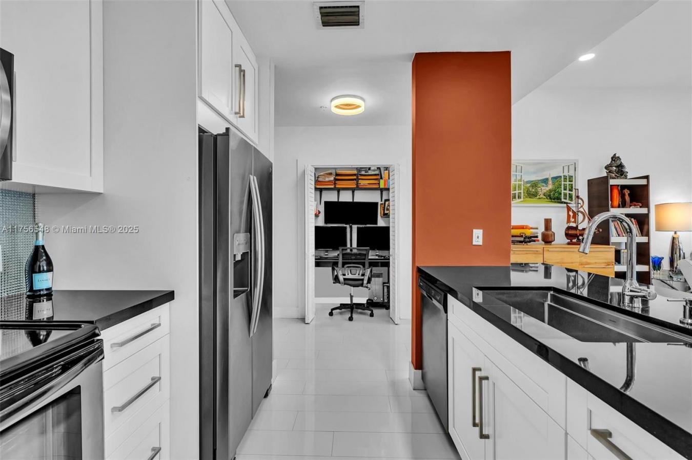Impeccable Penthouse in Prime Miami Location! Discover this stunningly – image 9