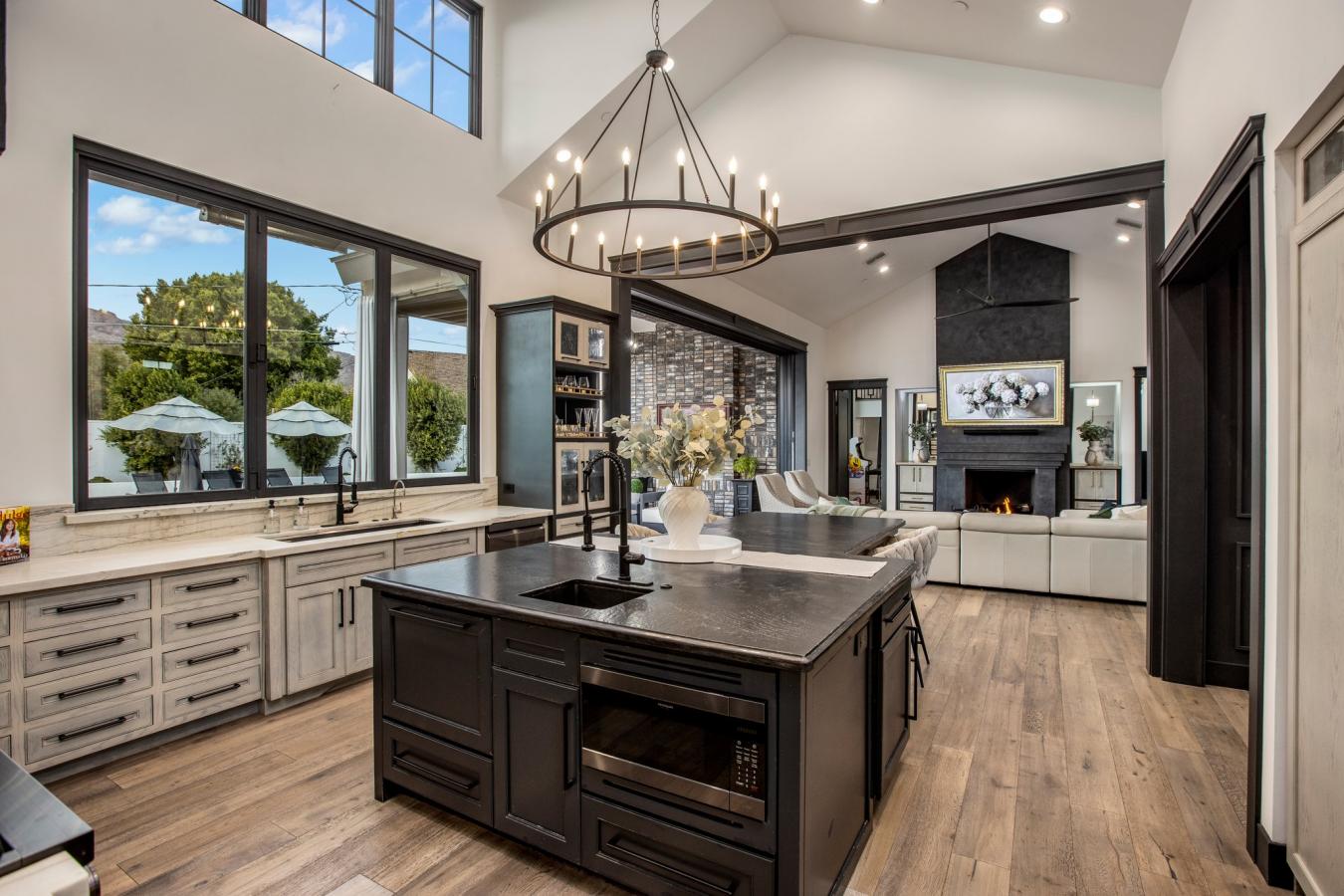 Phoenix, Arizona, 85018, United States, 5 Bedrooms Bedrooms, ,5 BathroomsBathrooms,Residential,For Sale,1726479