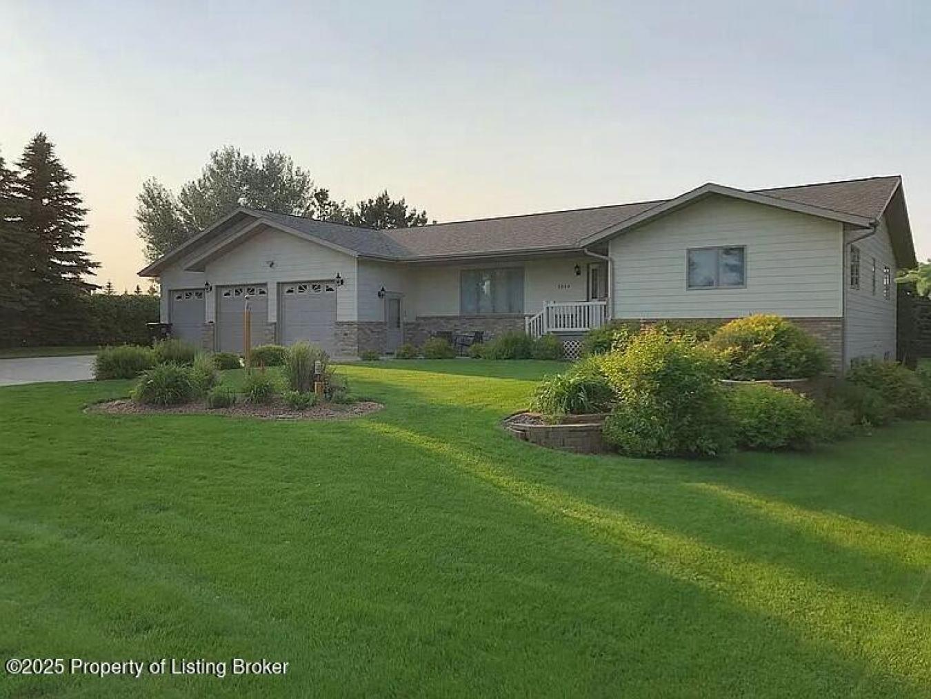 Dickinson, North Dakota, 58601, United States, 4 Bedrooms Bedrooms, ,4 BathroomsBathrooms,Residential,For Sale,1731112